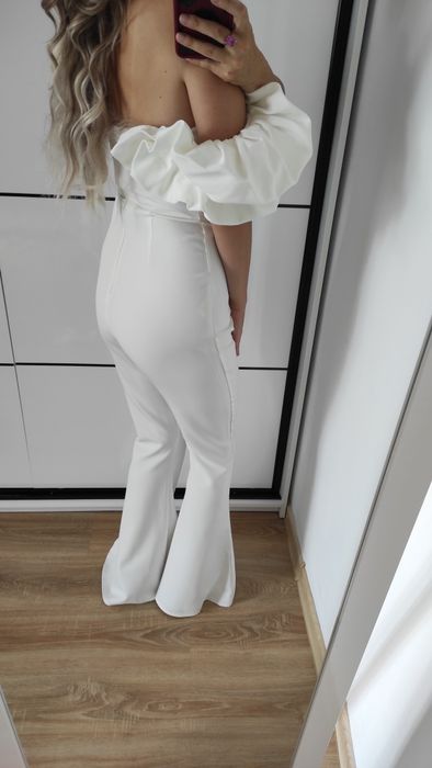 Biały kombinezon z bufiastymi rękawkami