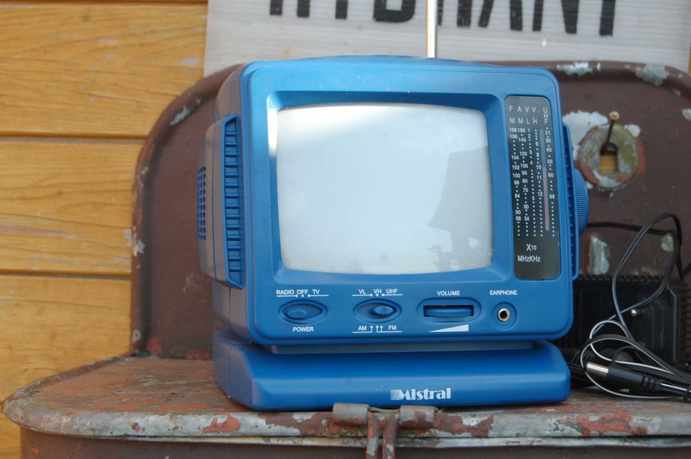 Telewizor turystyczny z czasów prlu Mistral