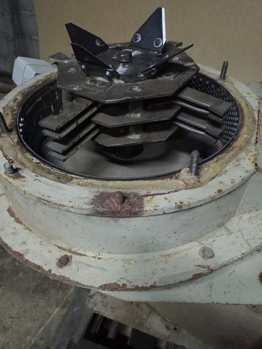 Młyn bijakowy 15KW ssąco tłoczący śrutownik rozdrabniacz