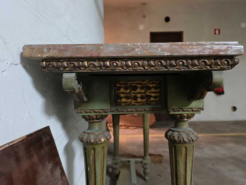 Credência Antiga em Talha e Pedra