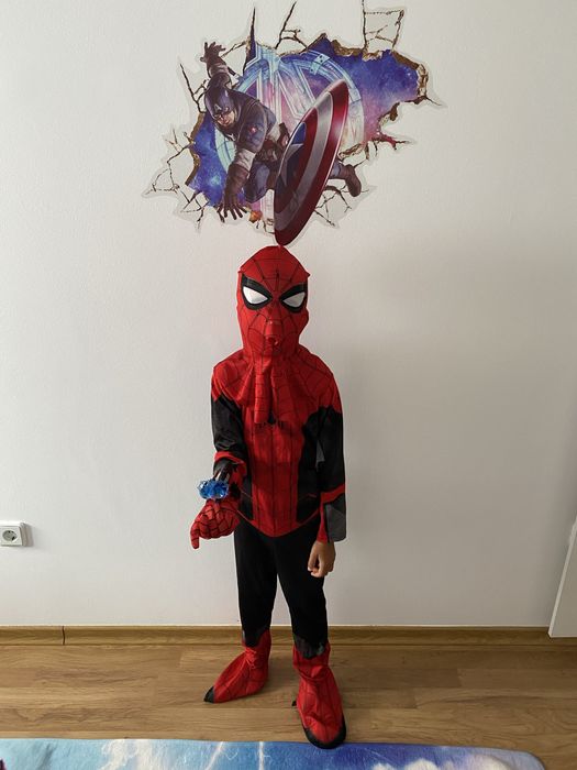 Vendo fato homem aranha para criança