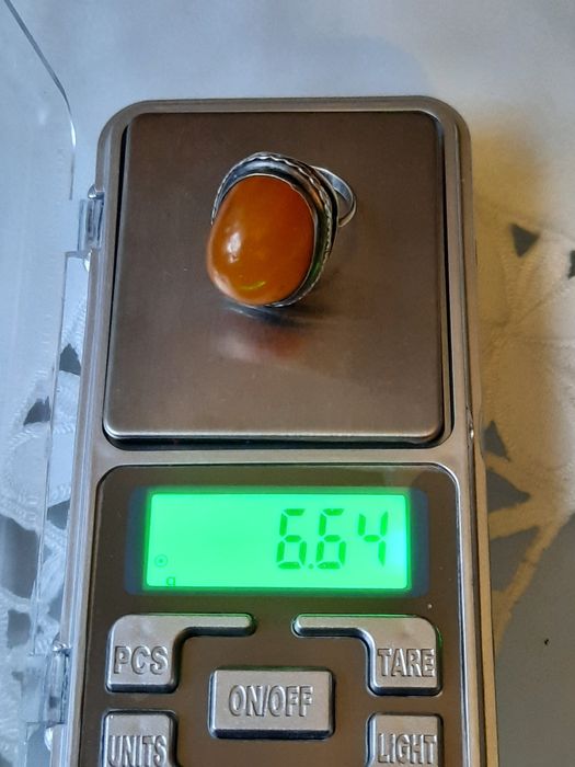 Srebrny pierscionek z bursztynem