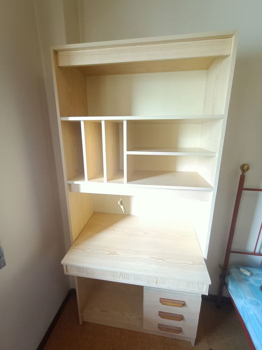 Conjunto de quarto em madeira/pinho claro