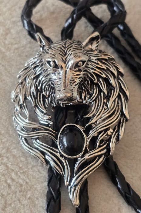 BOLO Krawatnik ozdoba myśliwska przypinka WILK Canis Lupus. DUŻY.