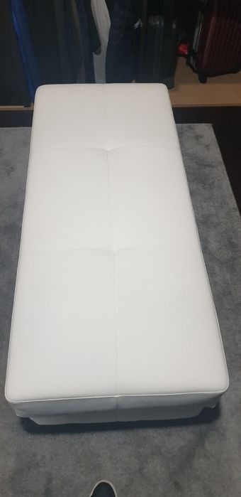 Puff Branco com 1.40 Cump x 61 Larg x 44 Alt.