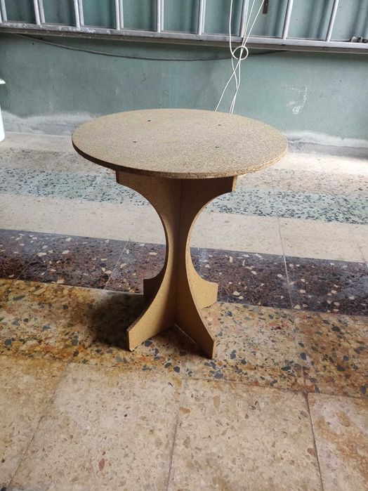 Mesa de madeira e tampo em cortiça