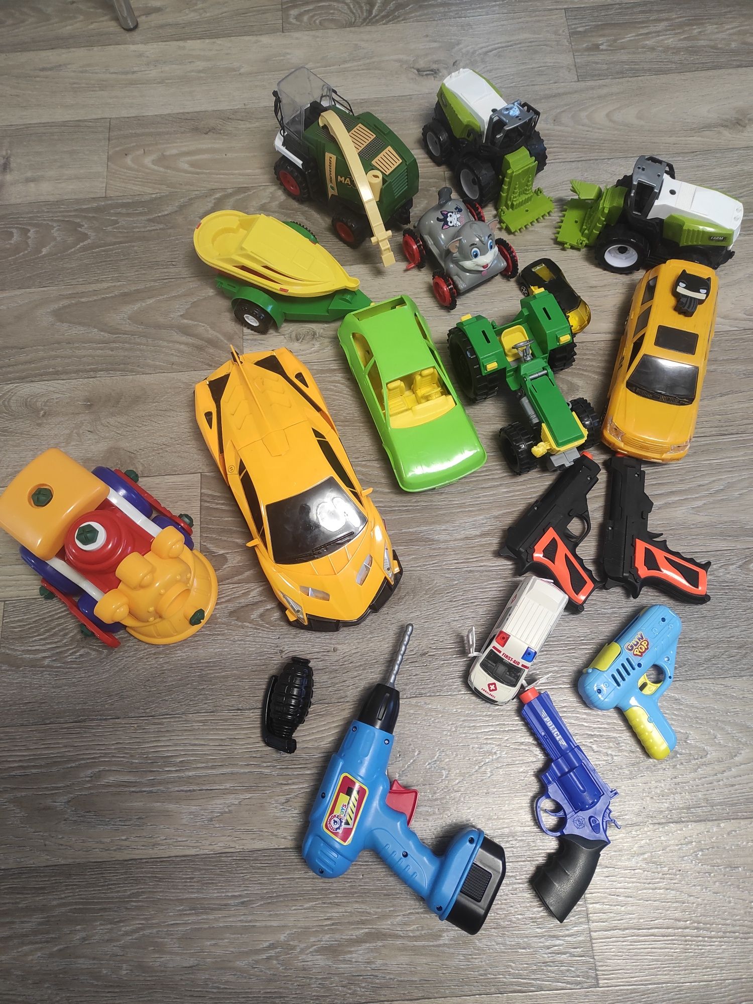 Лот іграшок,потяг,трактор,машинка ,пістолет ,пакет з іграшками