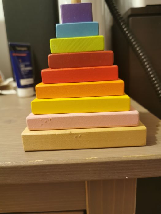 Drewniana piramida - zabawki sensoryczne