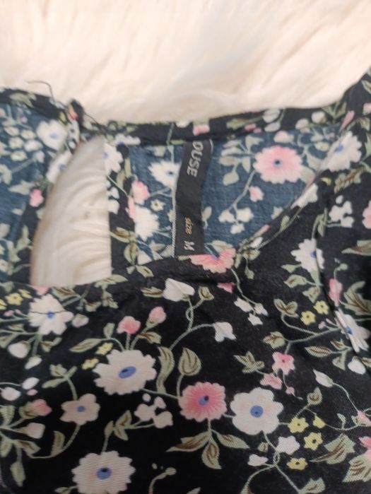 Elegancka bluzka czarna w kwiatki z odkrytymi ramionami house m