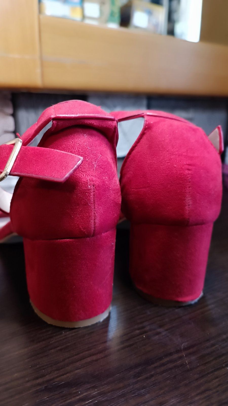 Босоніжки жіночі червоні на низькому каблуку. Р. 39