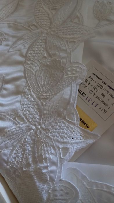 Lençóis brancos de cetim