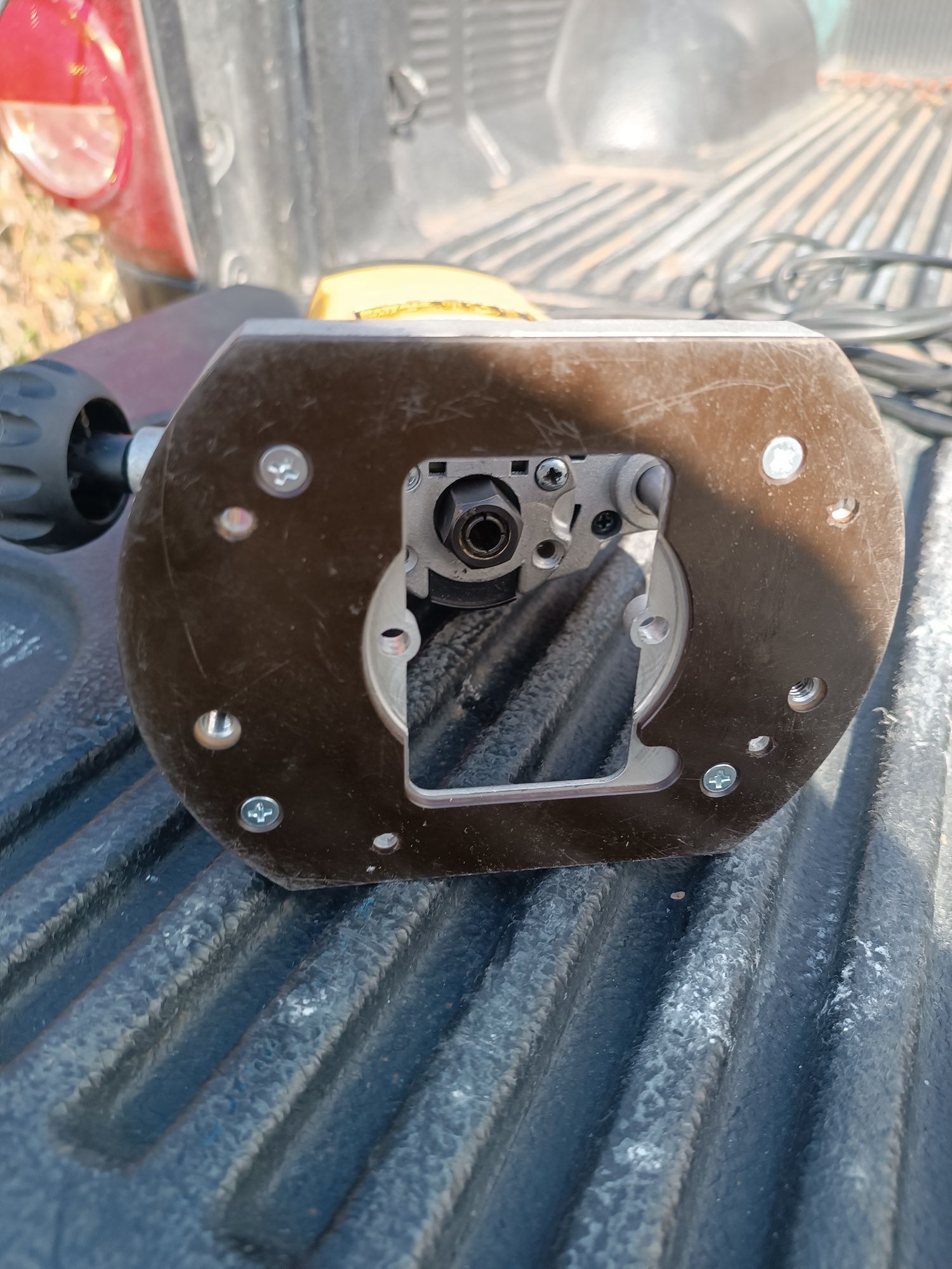 Frezarka gòrnowrzecionowa DW 615 DeWalt dw609