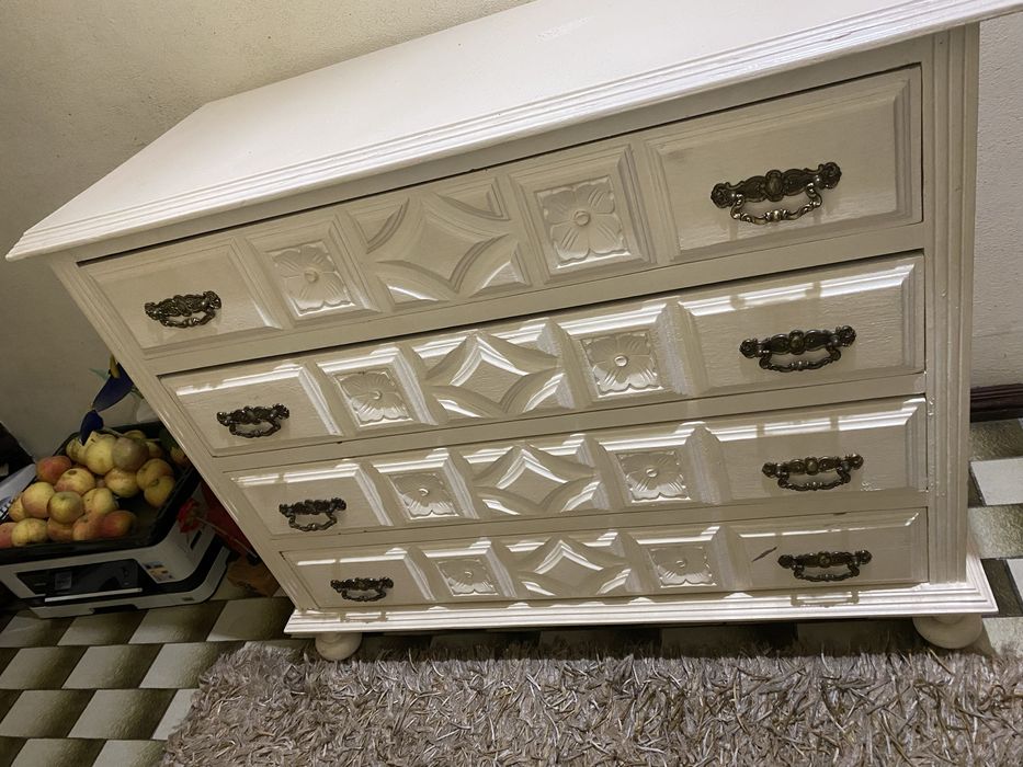 Espelho, cómoda e vitrine pequena