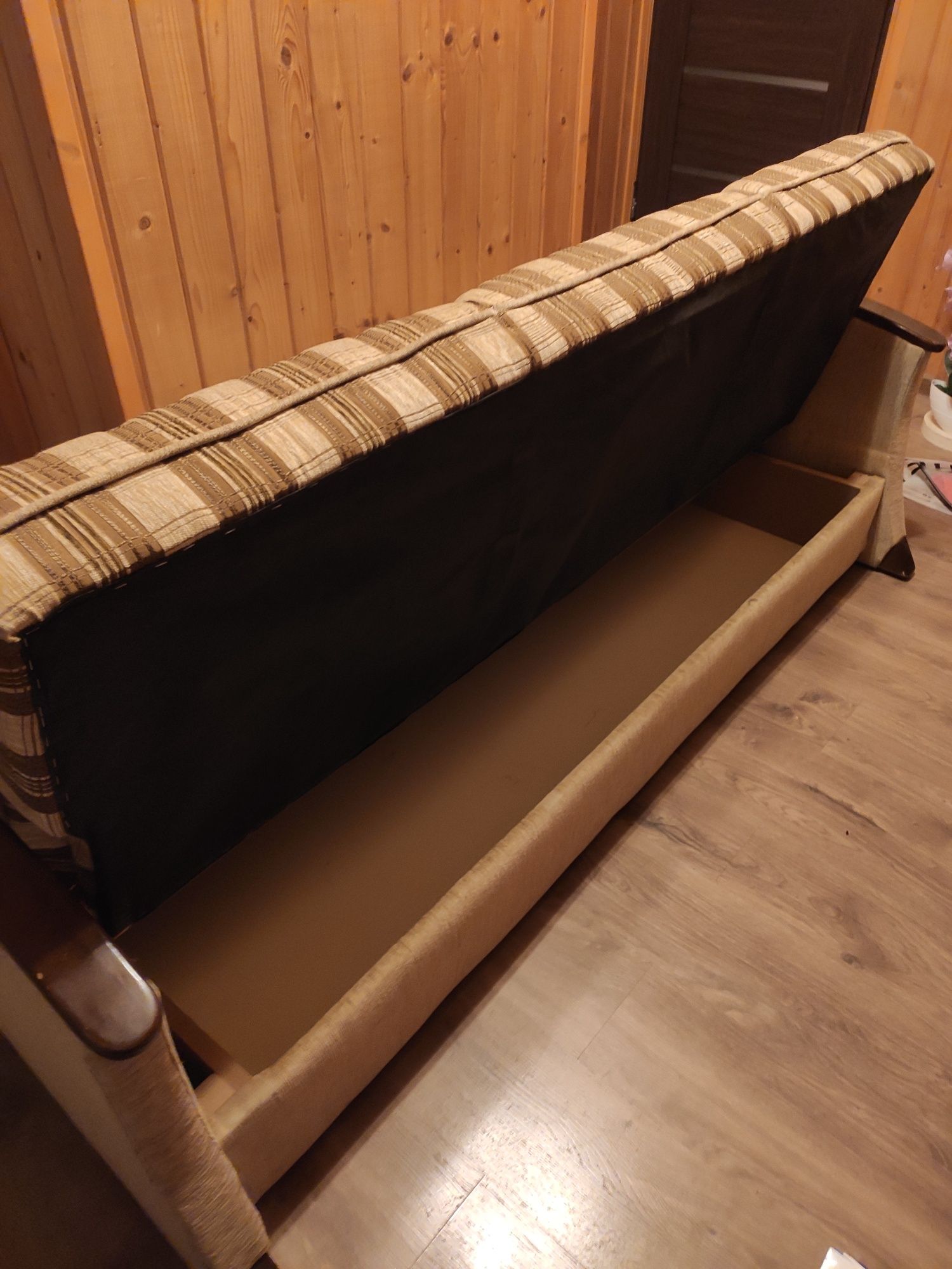 Sofa z funkcją spania z pojemnikiem na posciel