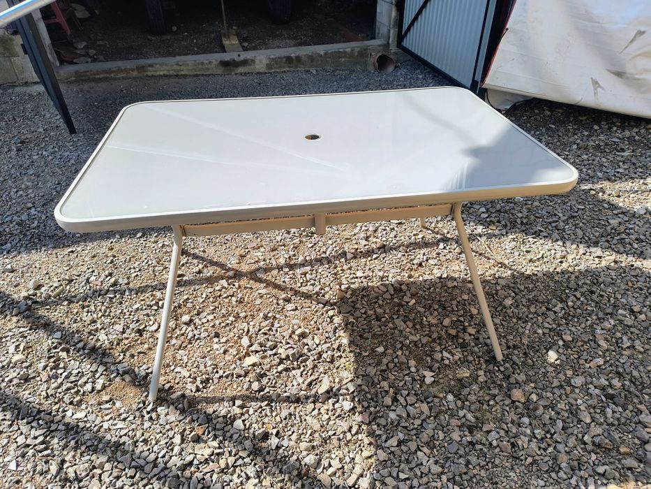 Stół ogrodowy ze szklanym blatem