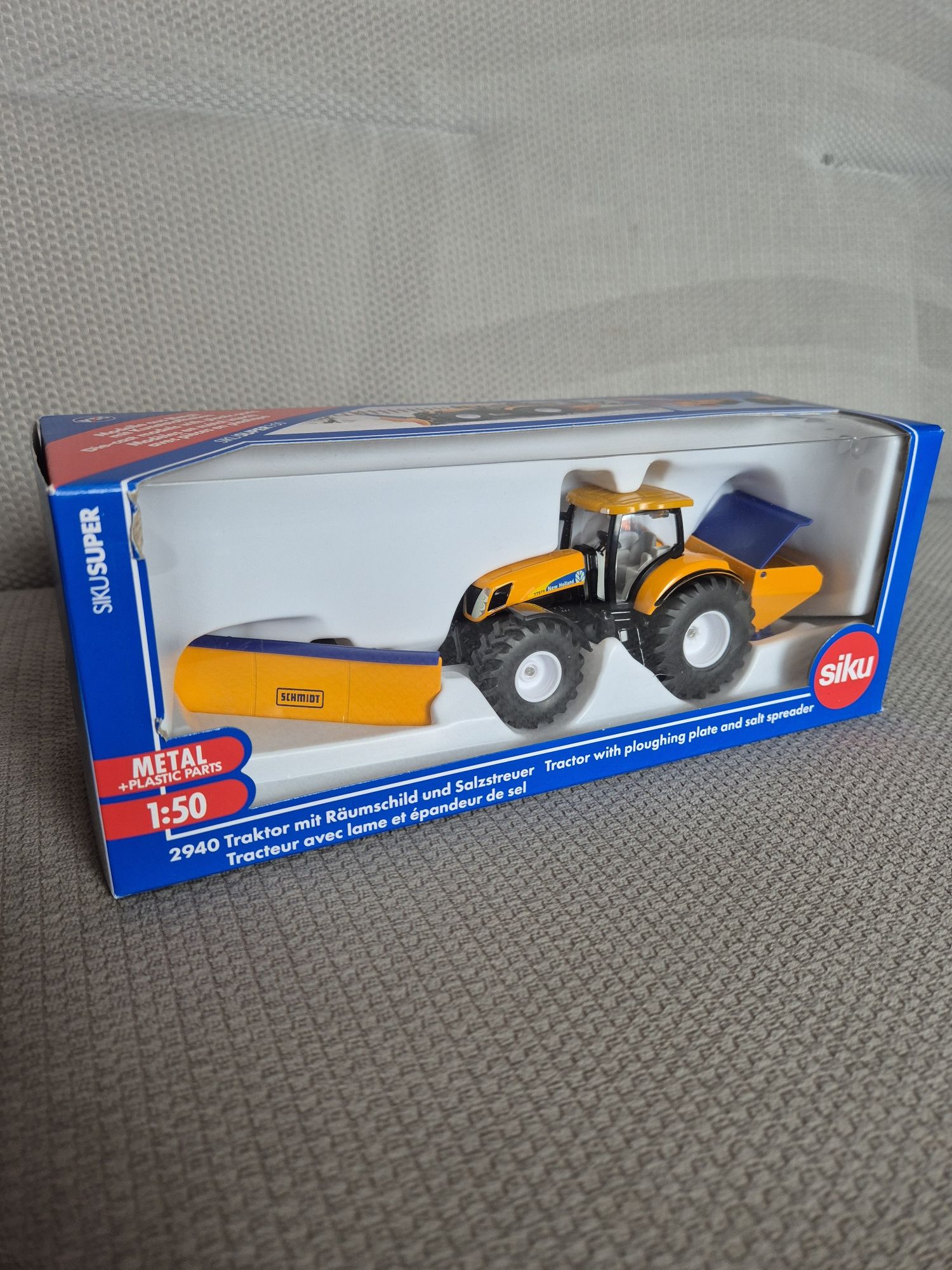 Siku super traktor z pługiem I piaskarką model 2940