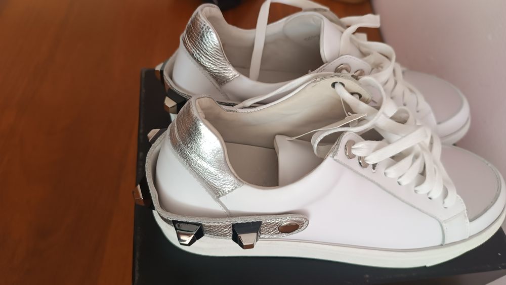 Жіноче взуття кросівки