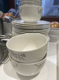 Białe porcelanowe talerze i miski