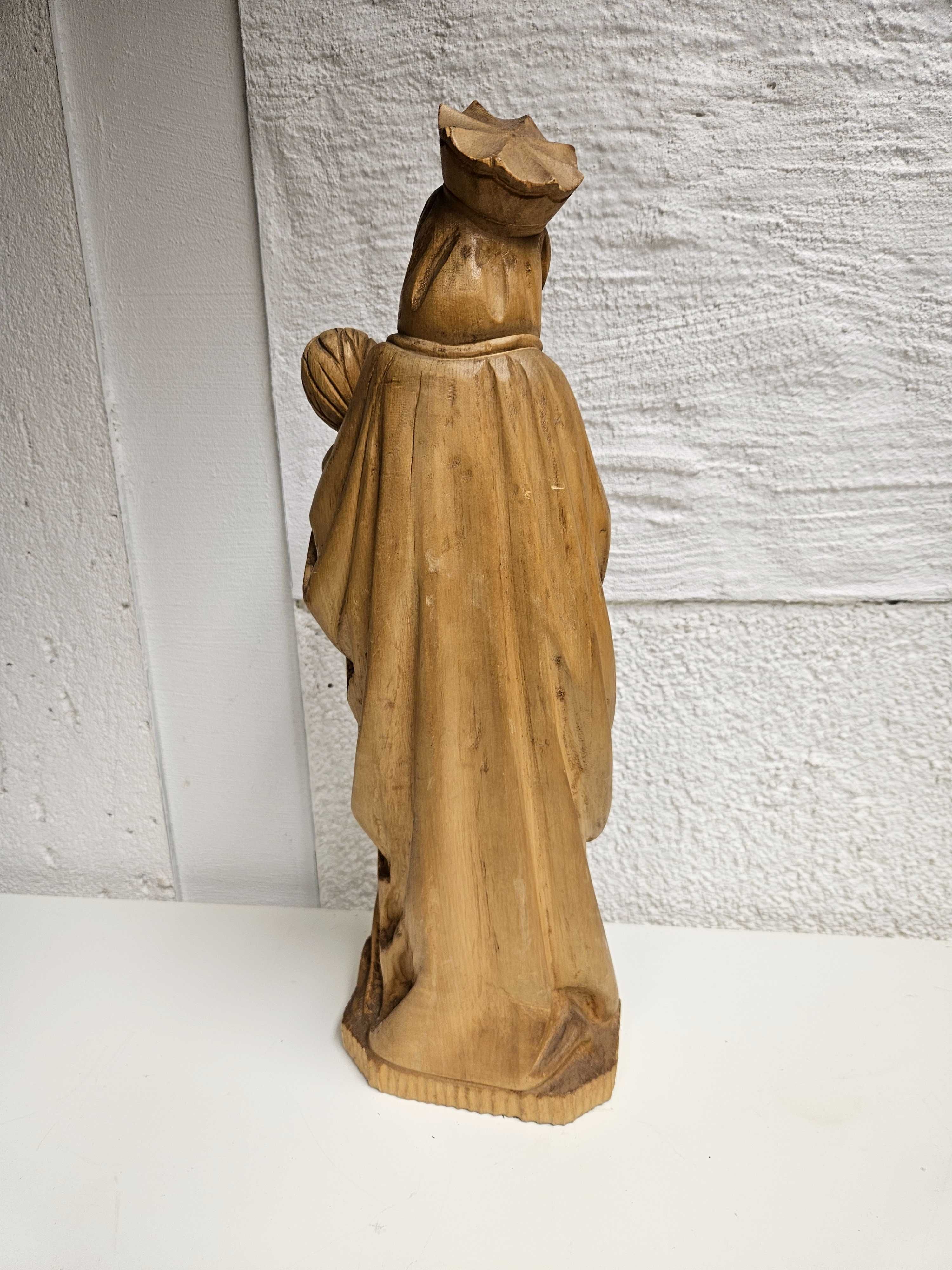 Stara ręcznie wykonana drewniana figurka Matki Boskiej z dzieciatkiem