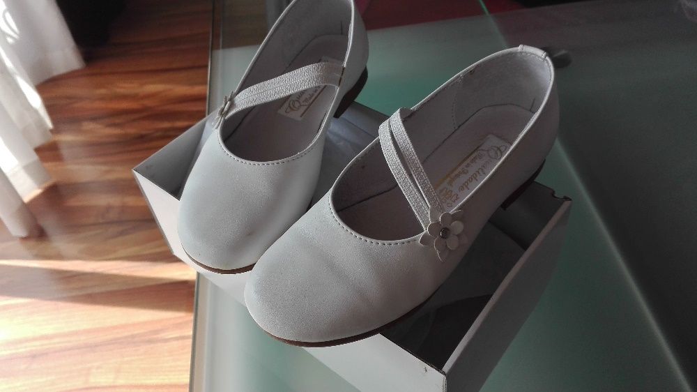 Sapatos em pele branca de criança menina batizado ou casamento tam. 30