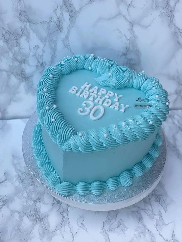 Faço bolos decorados de aniversário e entre outros