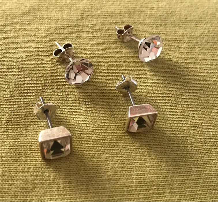 Dois pares de brincos