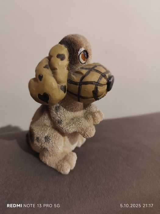 Figurka pieska z serduszkami  – mały przyjaciel, który pomaga!