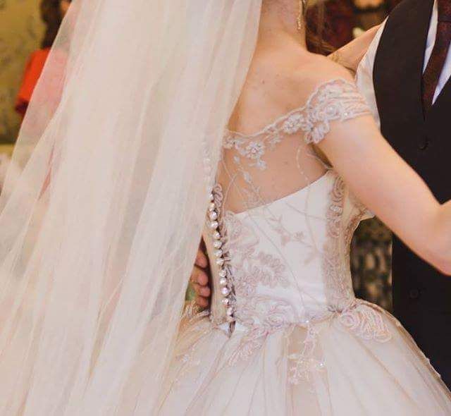 Весільна сукня з красивою спинкою