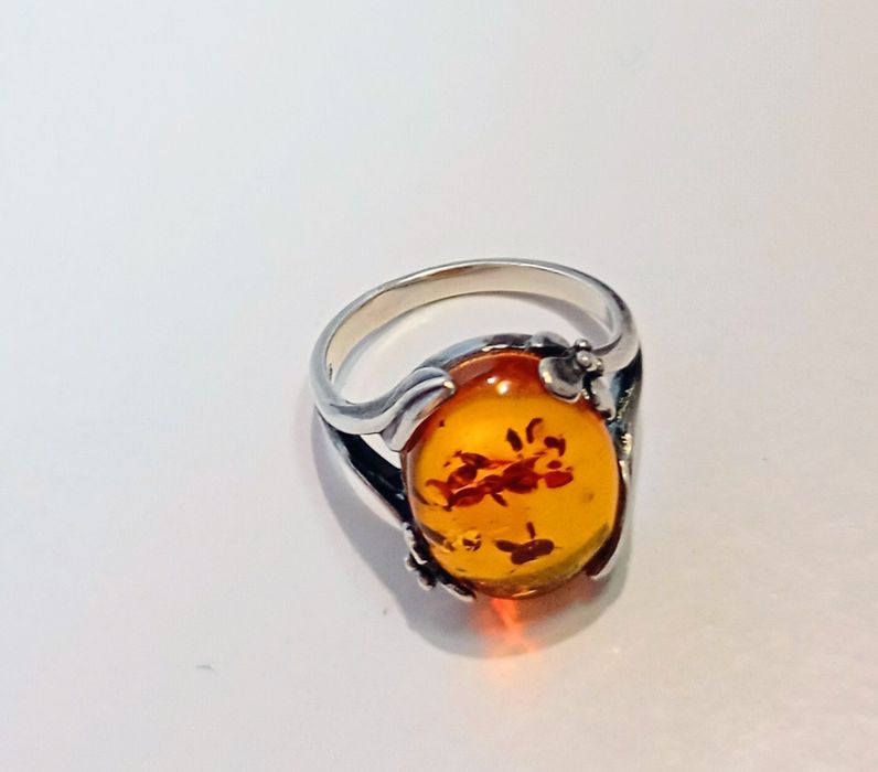 Срібна каблучка з бурштином