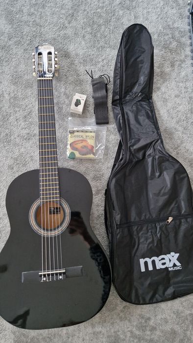 Nowa czarna gitara klasyczna 4/4. z pokrowcem, stroikiem. Nastrojona