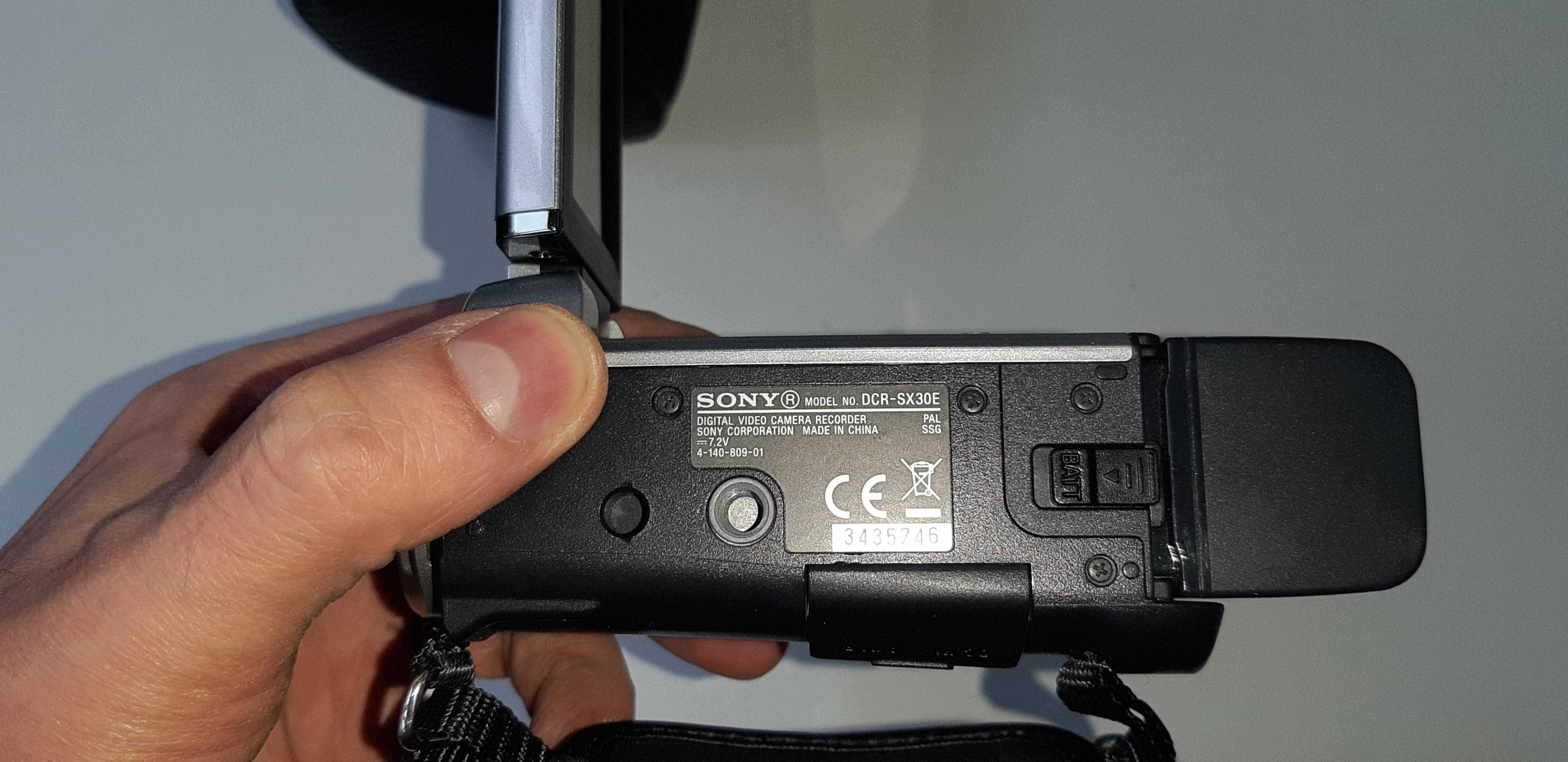 Відеокамера Sony Handycam DCR-SX30E + зарядний пристрій + чохол