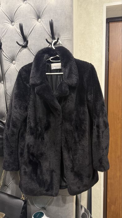 Шуба зі штучного хутра чорна RESERVED