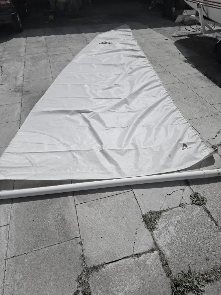 Vendo barco à vela DC 600 muito bem conservado e com pouco uso .