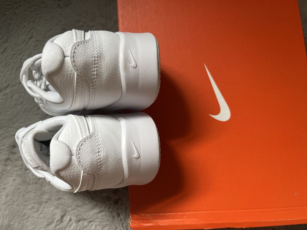 Białe sneakersy Nike varsity leather