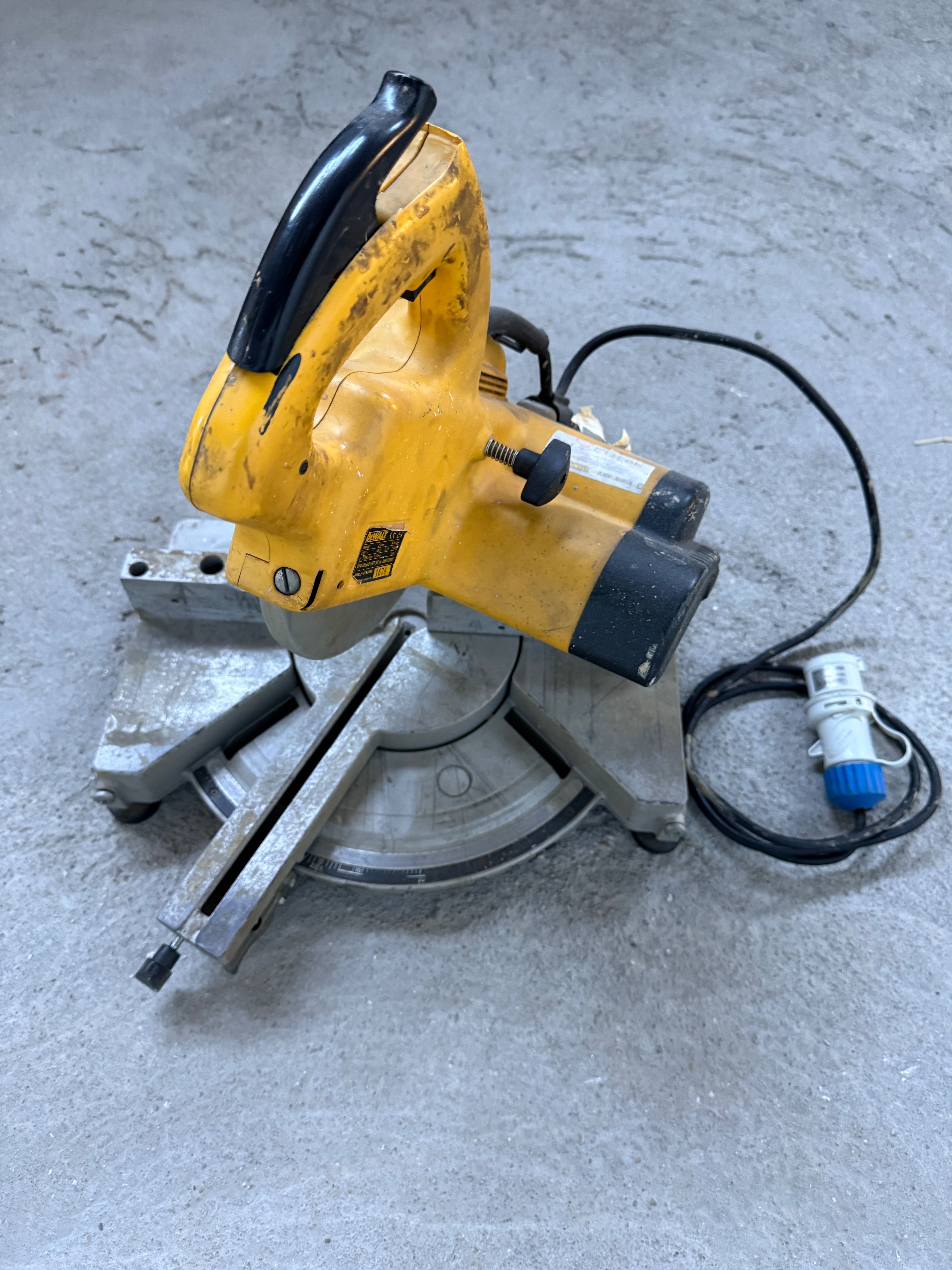 SERRA DE ESQUADRIA MARCA DEWALT DW 700