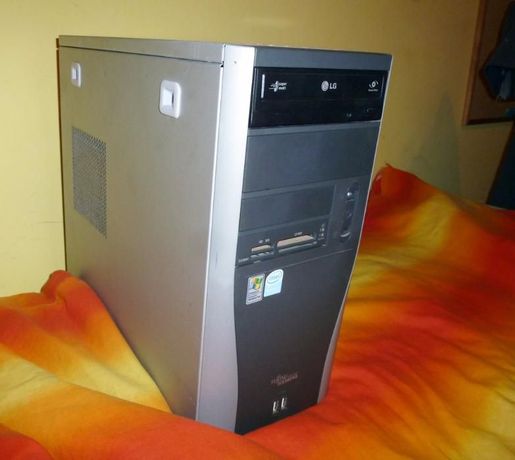 Obudowa komputerowa z czytnikiem kart pamięci i napędem DVD