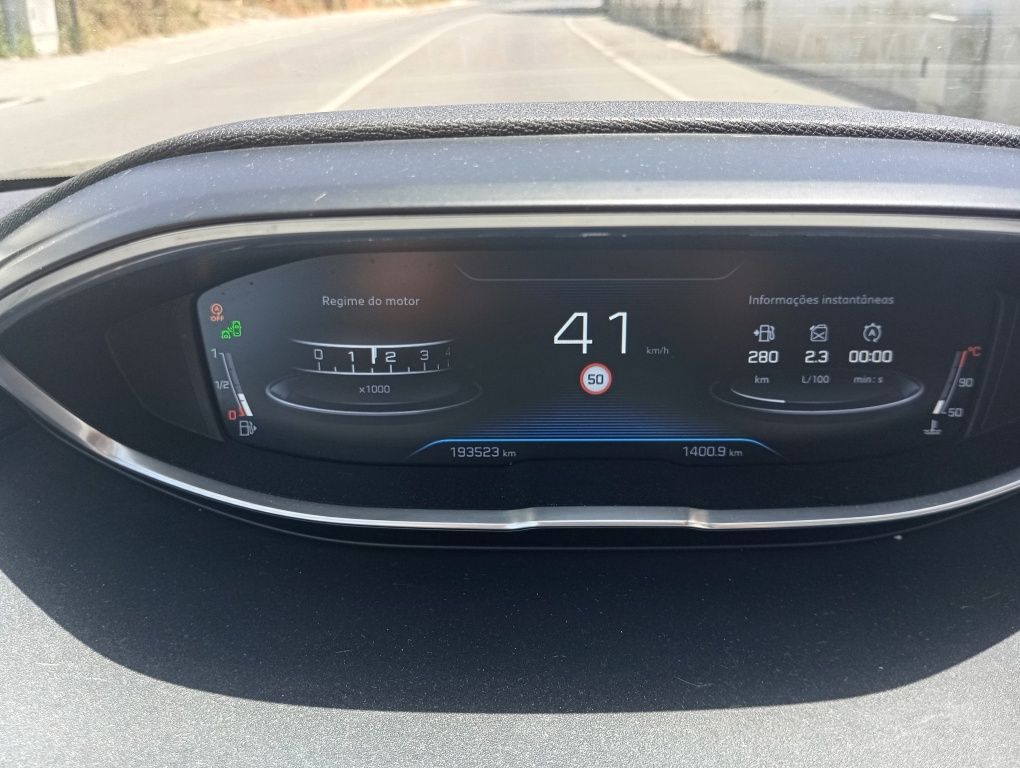 Carro Peugeot 5008