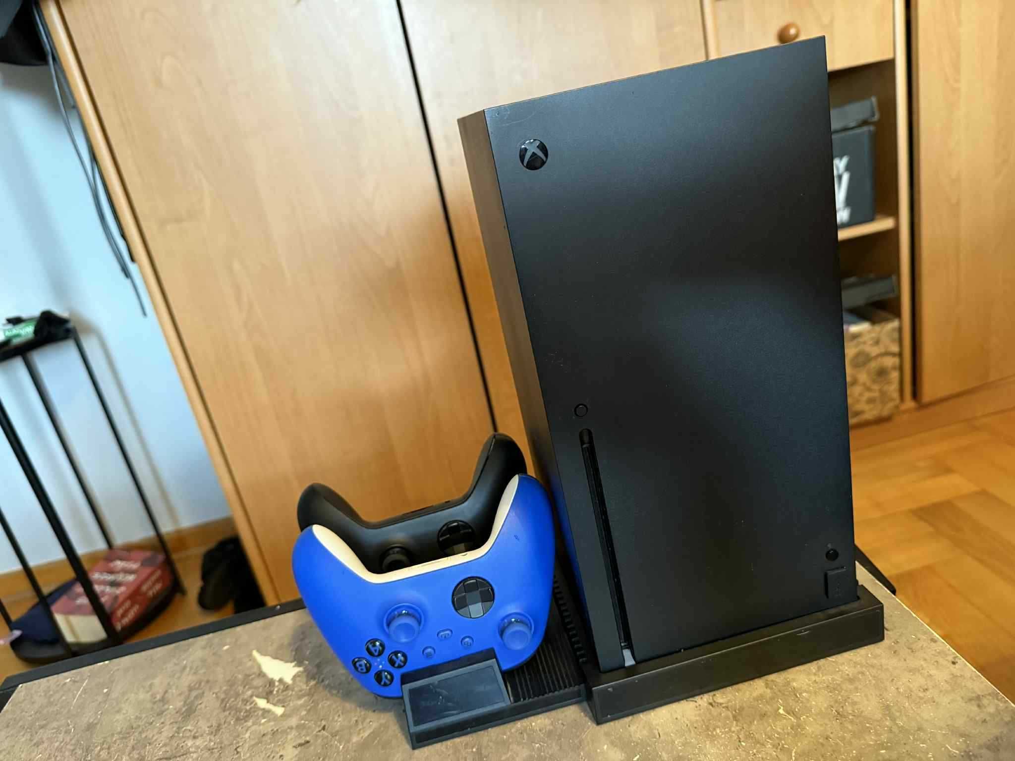Xbox Series X z stacją chłodzącą/ładującą