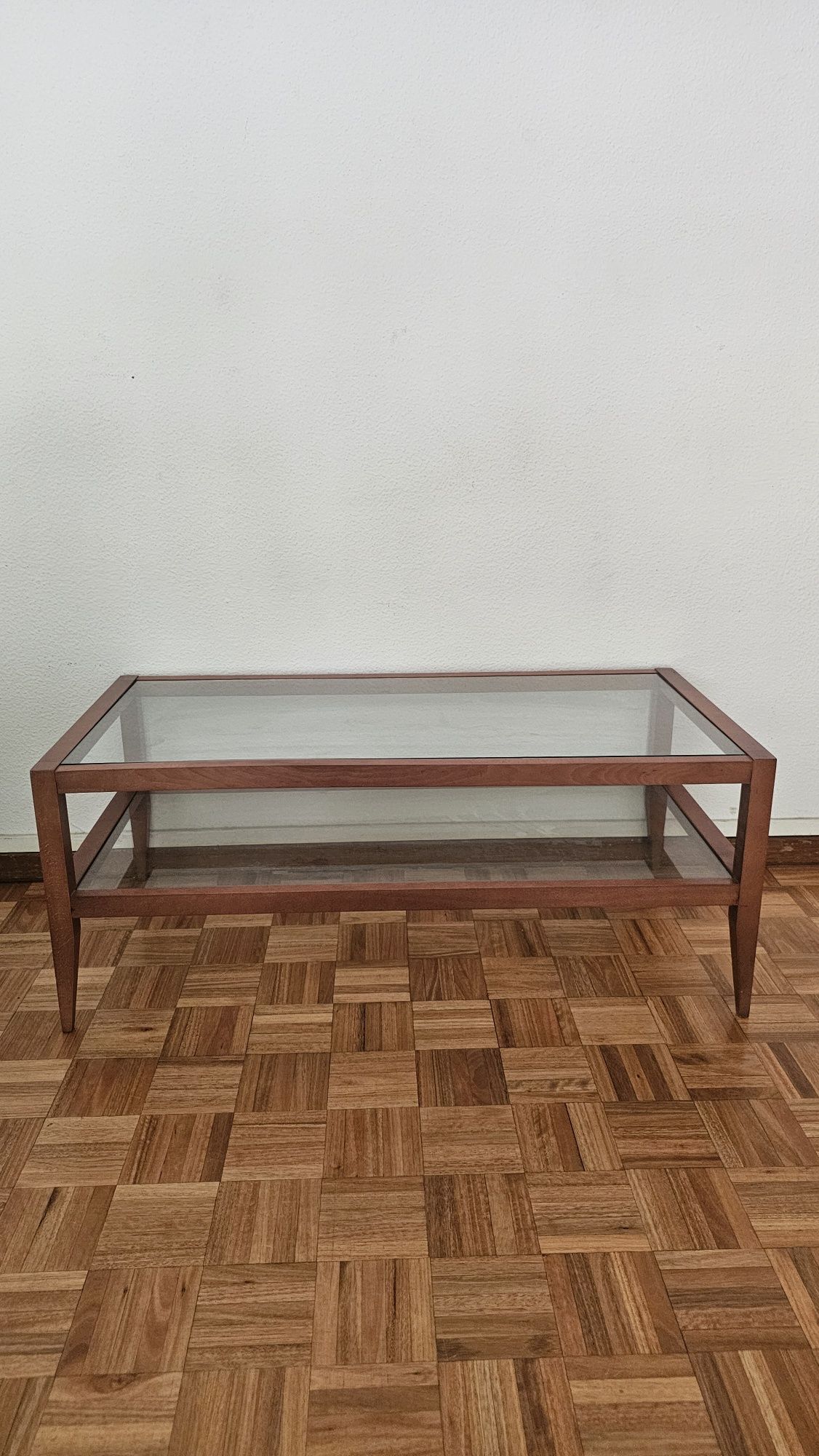 Mesa de centro em madeira com vidro