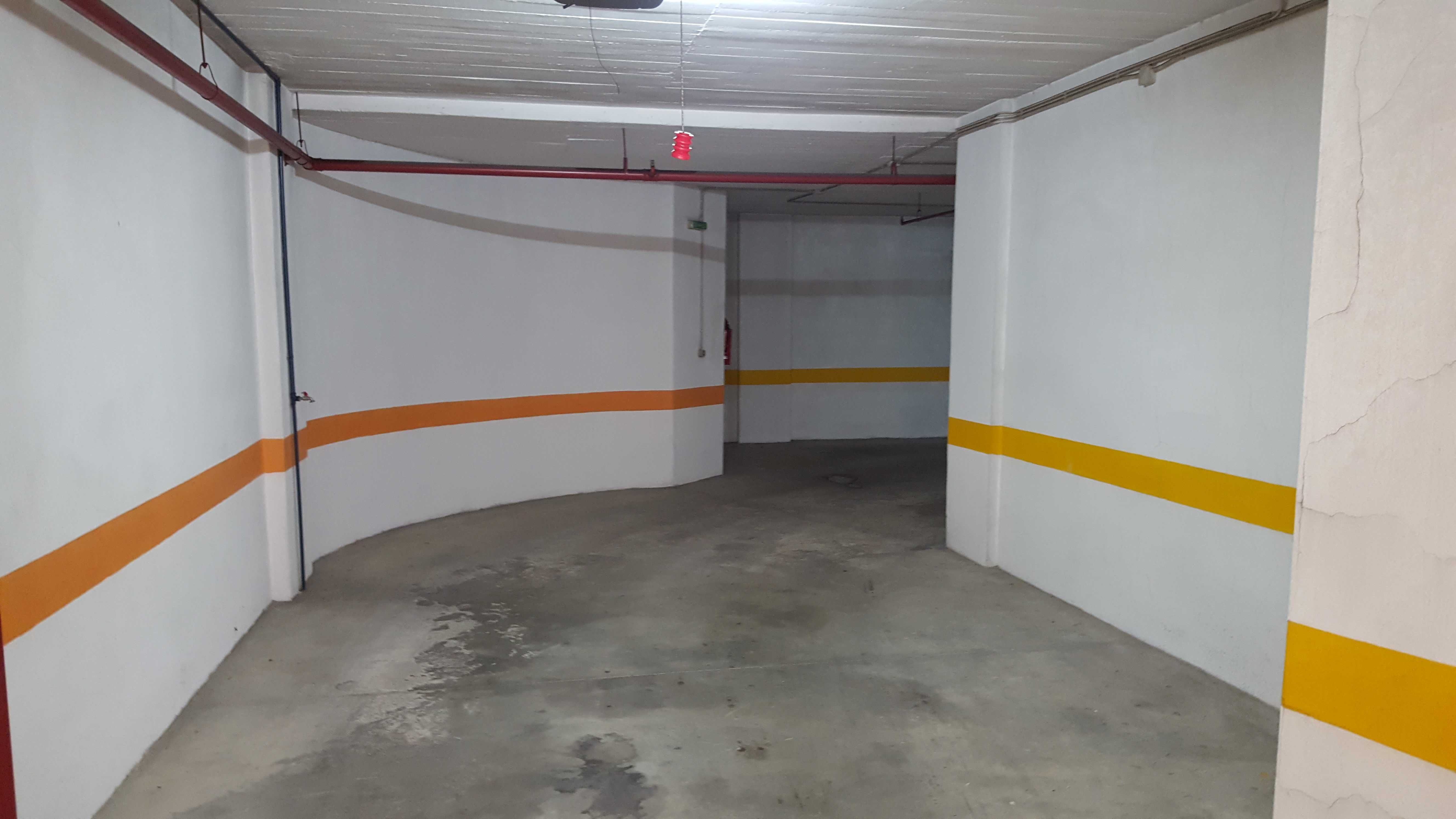 Estacionamento Amplo ao nivel do R/C em Benfica