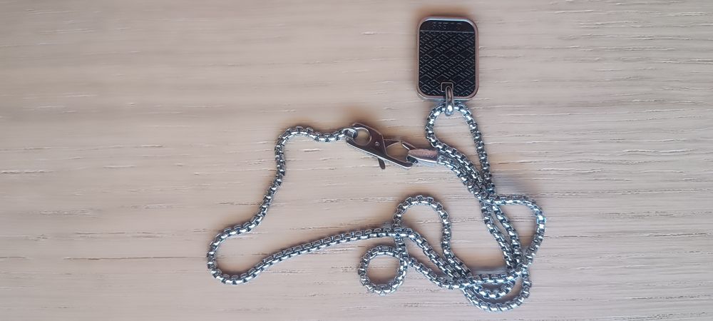 Colar em aço marca Guess