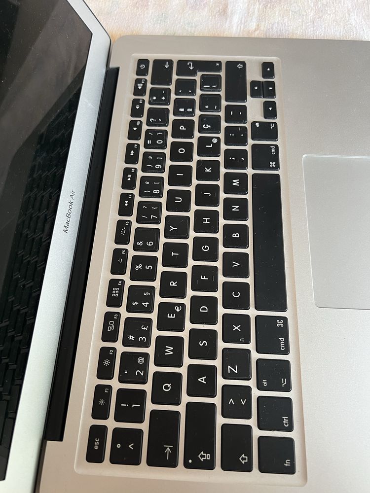 MacBook Air 13” (2014) - i5 | 4GB RAM | SSD Rápido | Bom Estado