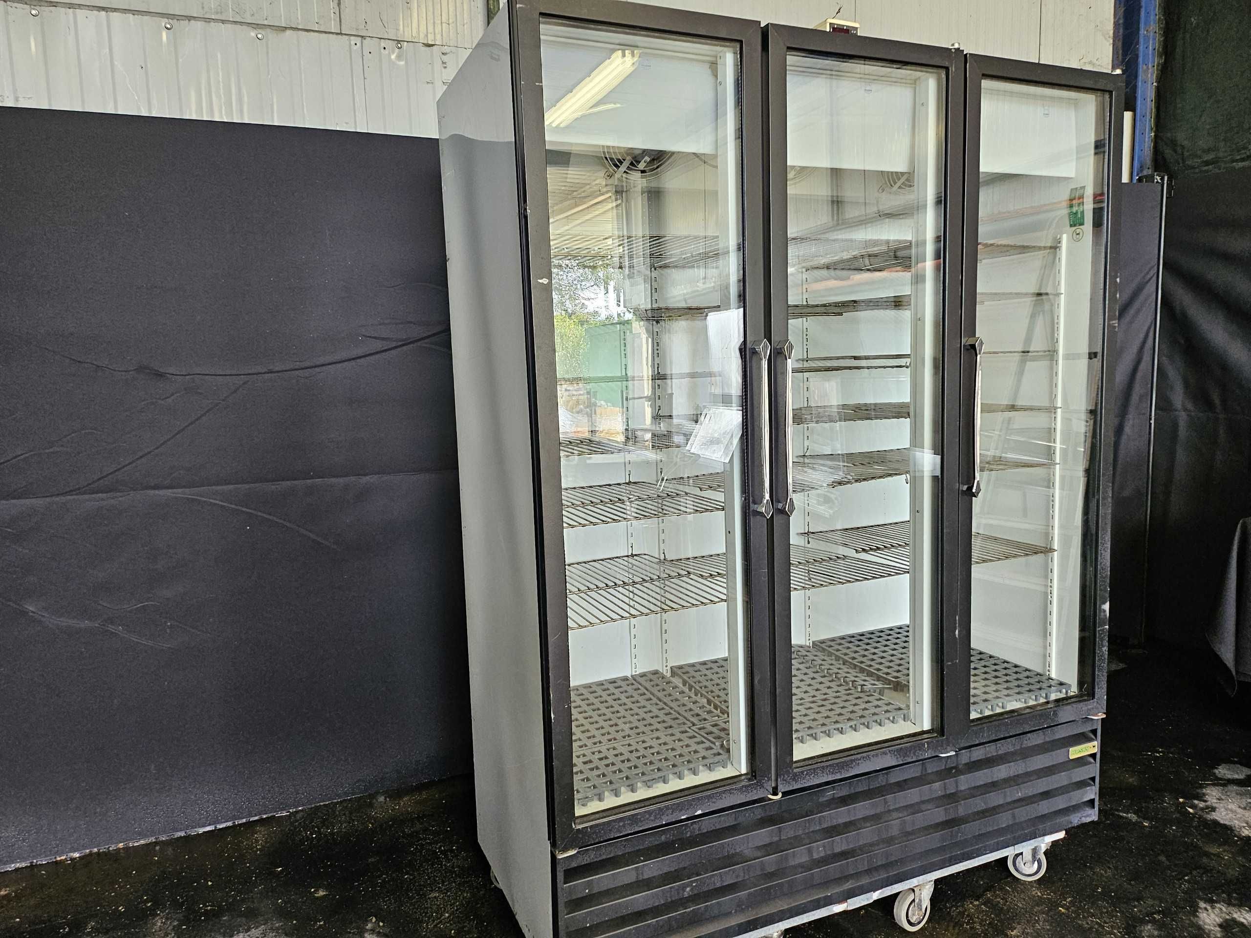 Armário de refrigeração com 3 portas em vidro
