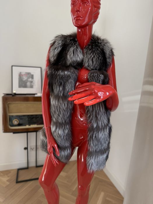 Kamizelka z naturalnego futra srebrnego lisa. Modny fason, stan bd.