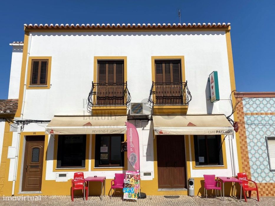 Espaço comercial e habitação em zona central de Vila Nova de São Bento