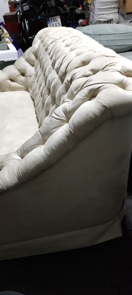 Bogato pikowana 2 osobowa sofa Chesterfield