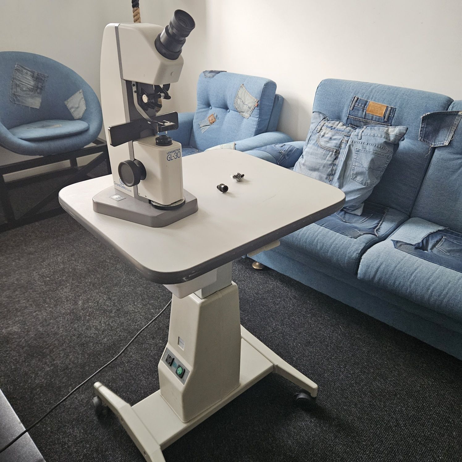 Frontocometro e mesa elevatória para optometria e oftalmologia.