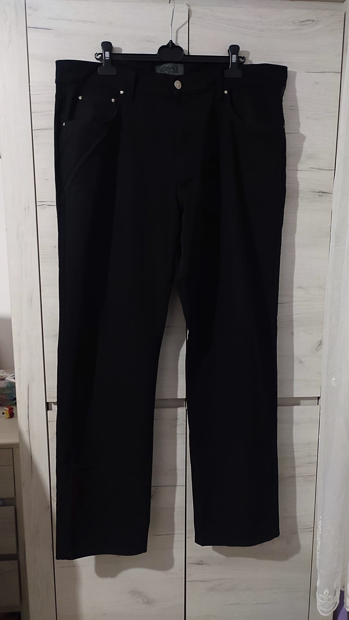 Elastyczne czarne spodnie Versace 58 Jeans Couture
Stan bdb