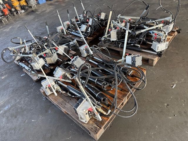 Duża pompa hydrauliczna z siłownikiem do podnoszenia kabiny wozidła