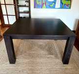 Mesa Quadrada em Madeira Escura — 140x140 cm, Ideal para 8 Pessoas